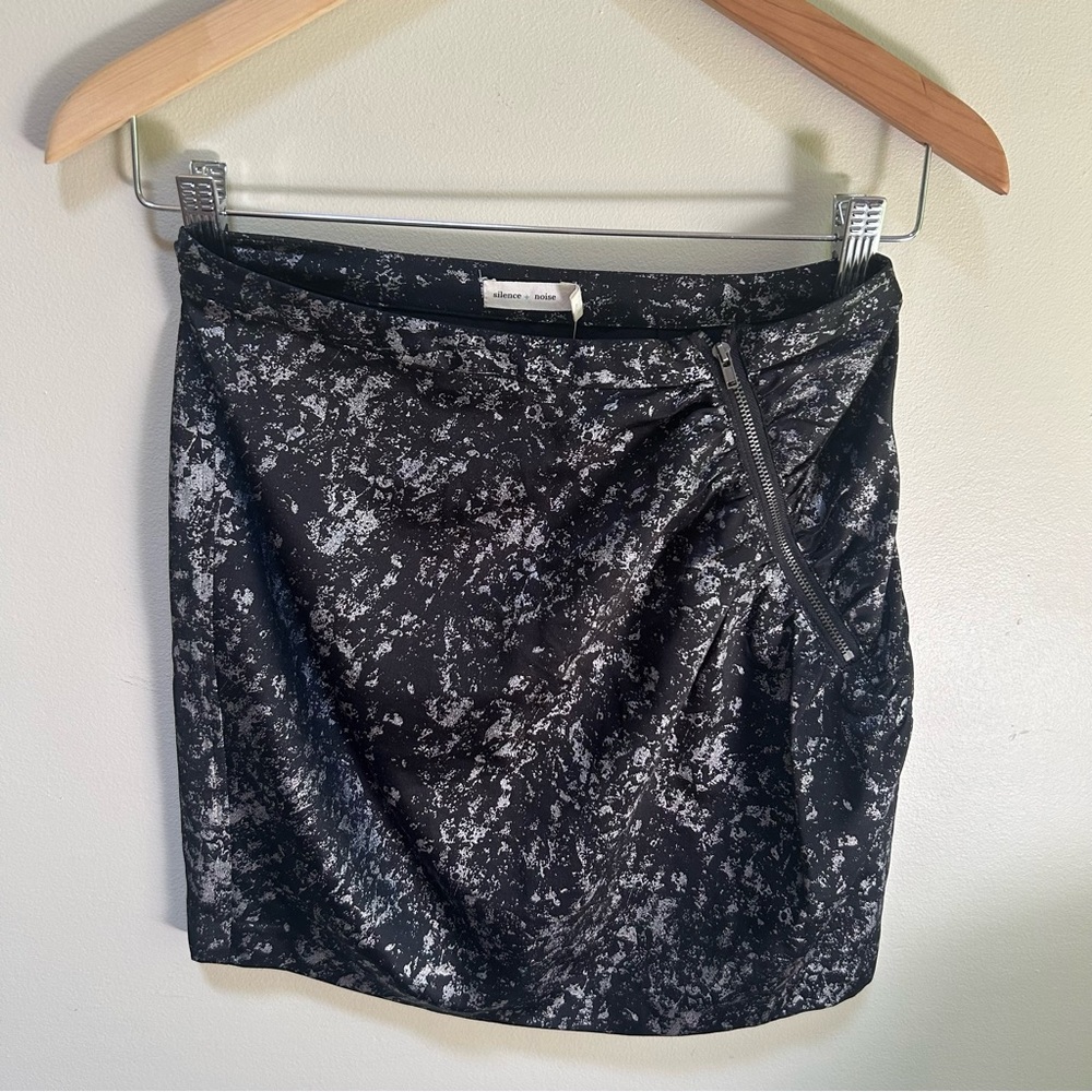 Silence + Noise ~new~ Black Lightweight 4 Mini Skirt with Silver Metallic Design